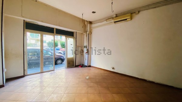 locale commerciale in affitto a Napoli in zona Fuorigrotta