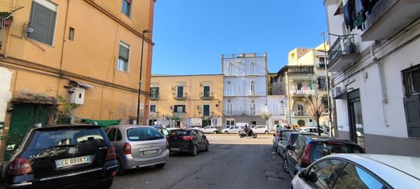 locale di sgombero in affitto a Napoli