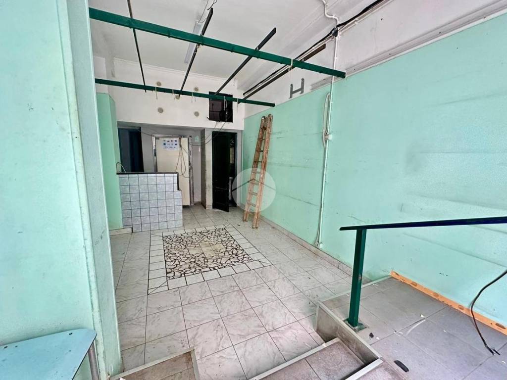 negozio in affitto a Napoli in zona Stella