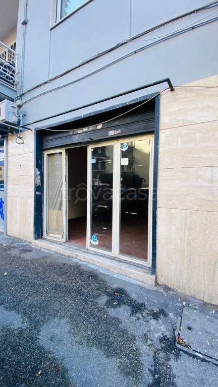 negozio in affitto a Napoli in zona Fuorigrotta