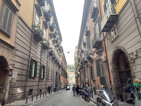 negozio in affitto a Napoli in zona Chiaia