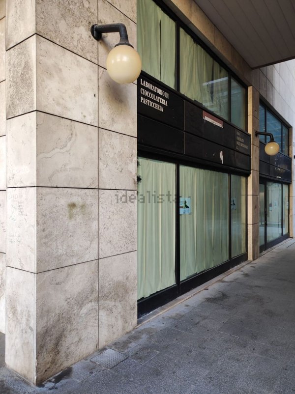 locale commerciale in affitto a Napoli