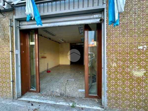 negozio in affitto a Napoli in zona Capodichino