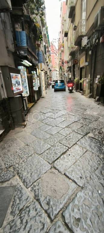 negozio in affitto a Napoli in zona Chiaia