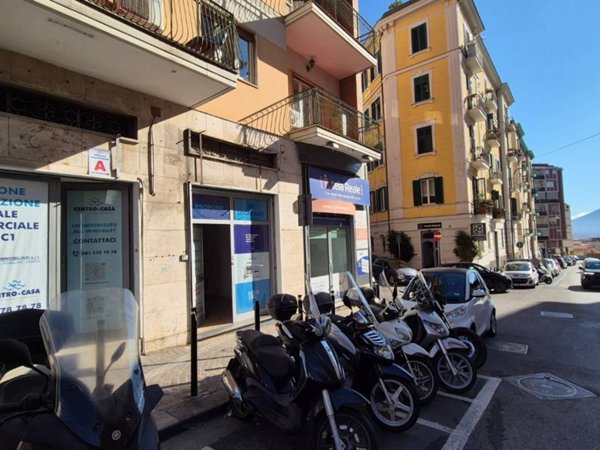 negozio in affitto a Napoli in zona Arenella