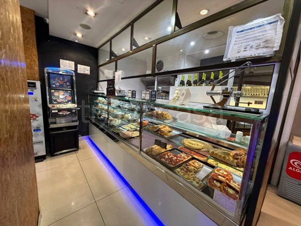 negozio in affitto a Napoli in zona Fuorigrotta