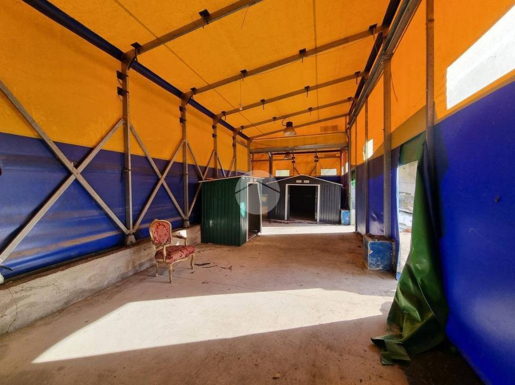 negozio in affitto a Napoli in zona Soccavo