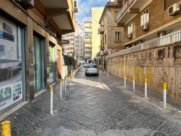 negozio in affitto a Napoli in zona Arenella
