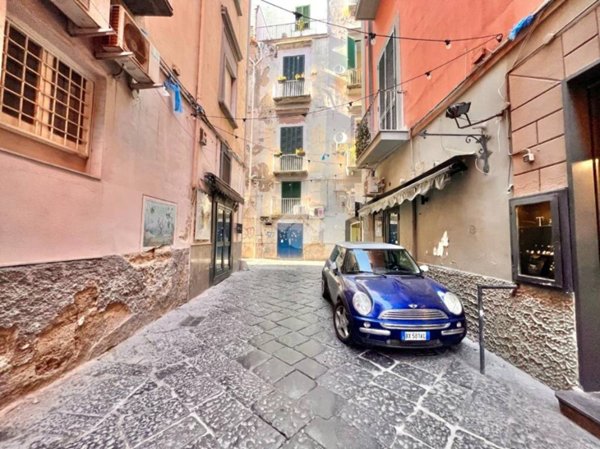 negozio in affitto a Napoli in zona Chiaia
