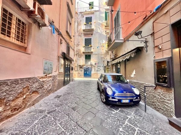 negozio in affitto a Napoli in zona Chiaia