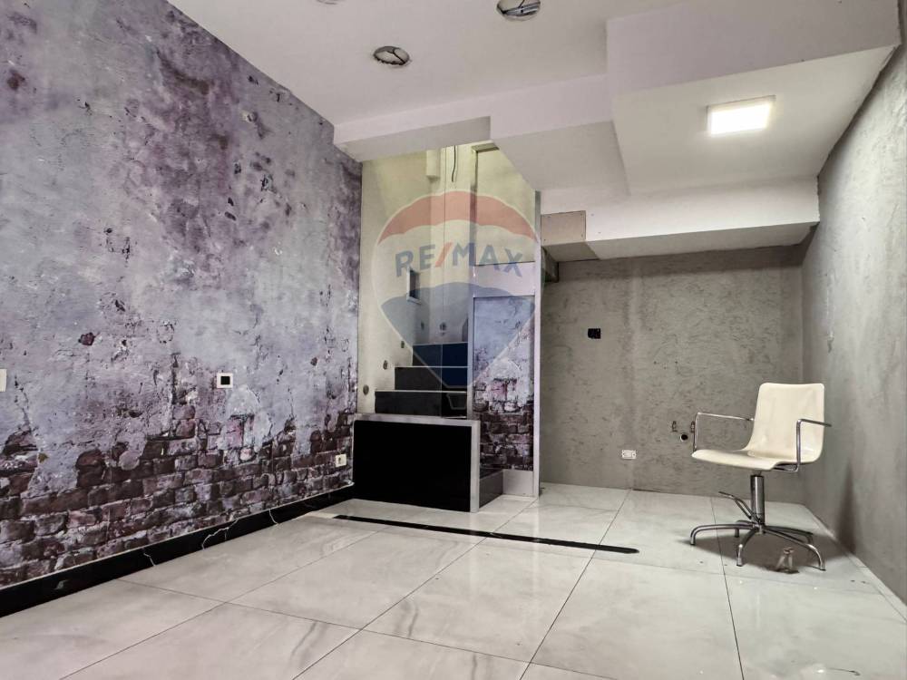 locale commerciale in affitto a Napoli in zona Vomero