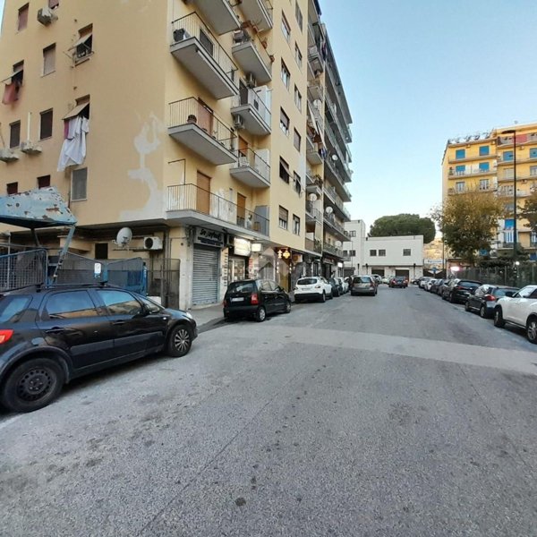locale commerciale in affitto a Napoli in zona Fuorigrotta