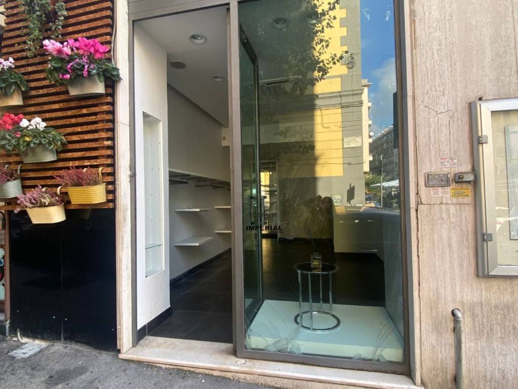 negozio in affitto a Napoli in zona Vomero