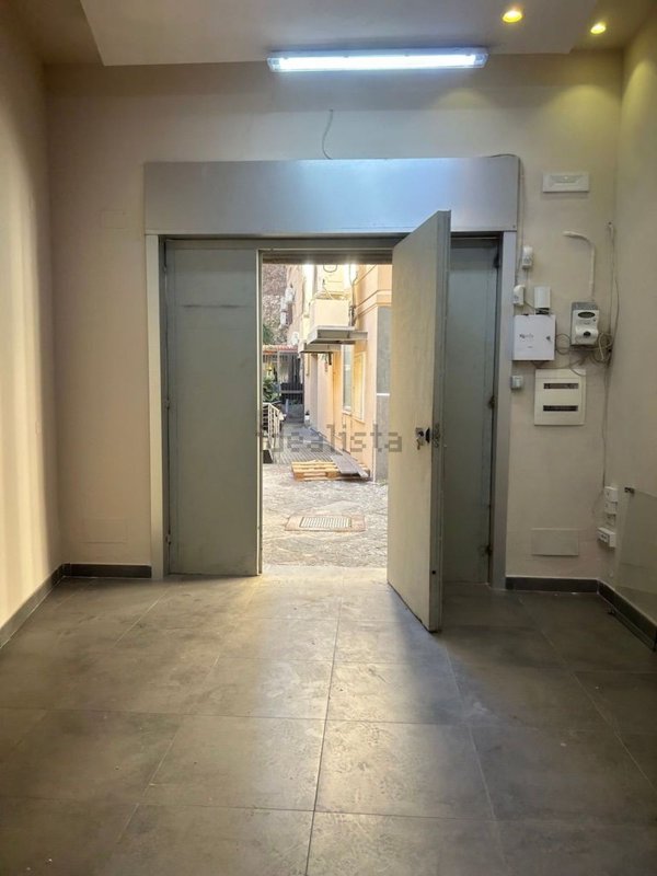 locale commerciale in affitto a Napoli in zona Chiaia