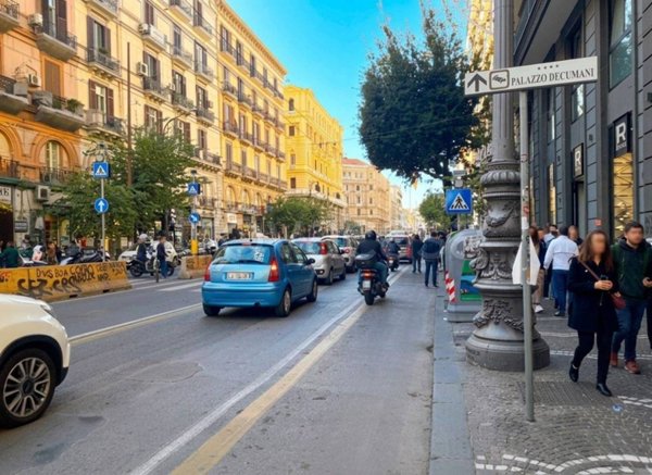 negozio in affitto a Napoli in zona Pendino / San Giuseppe