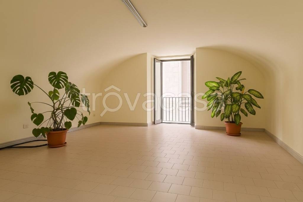 negozio in affitto a Napoli in zona Pendino / San Giuseppe