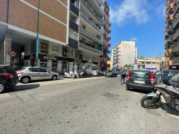 negozio in affitto a Napoli in zona Vomero