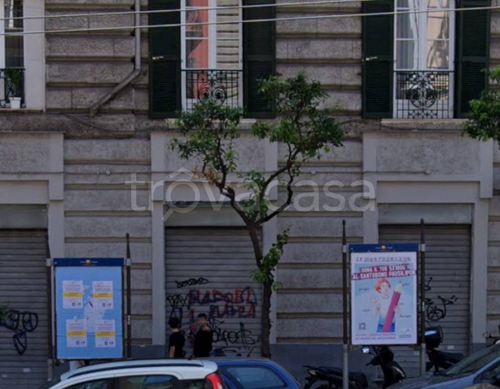 negozio in affitto a Napoli in zona Porto