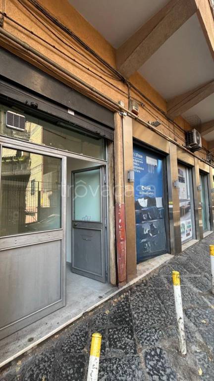 negozio in affitto a Napoli in zona Arenella