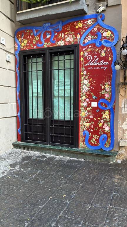 negozio in affitto a Napoli in zona Chiaia