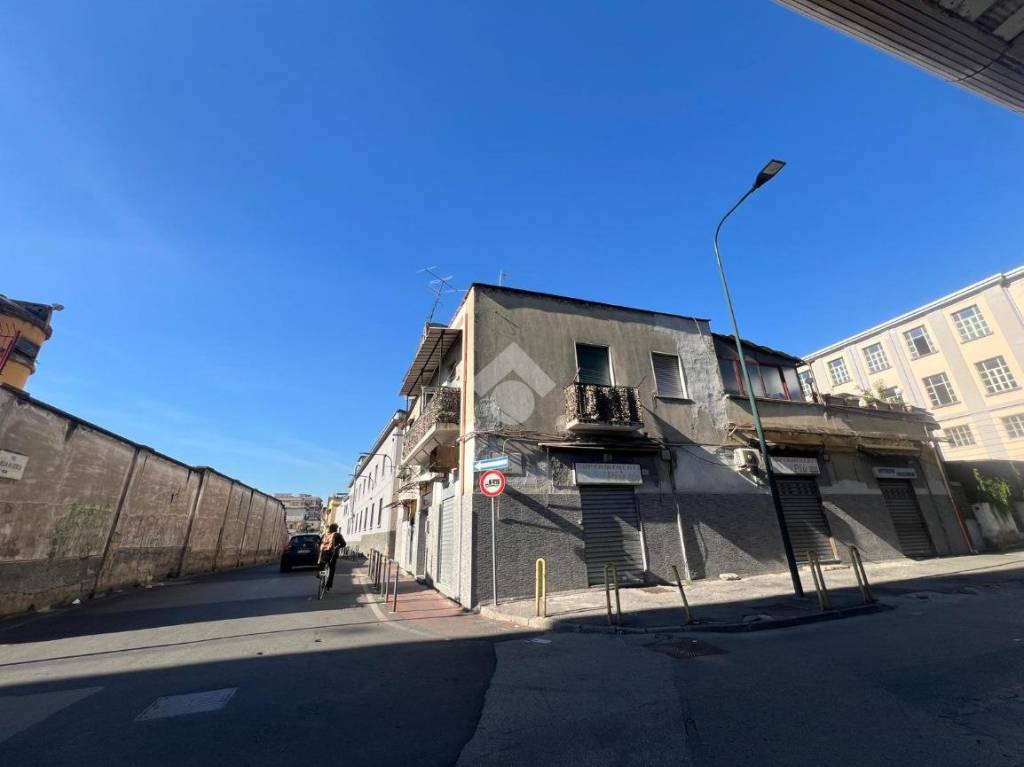 negozio in affitto a Napoli