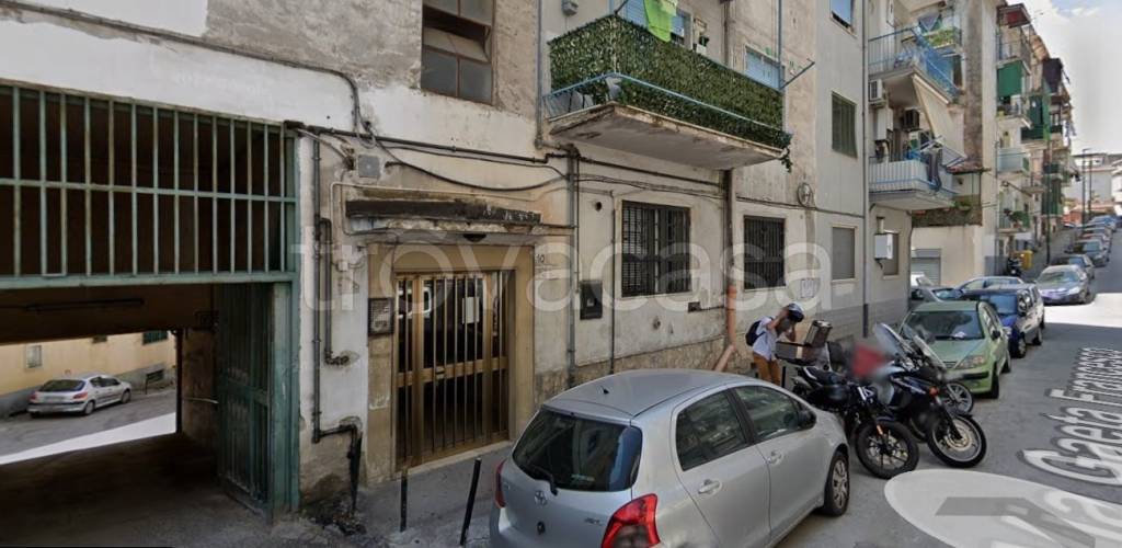 negozio in affitto a Napoli in zona Capodichino