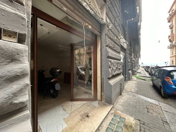 negozio in affitto a Napoli in zona Chiaia