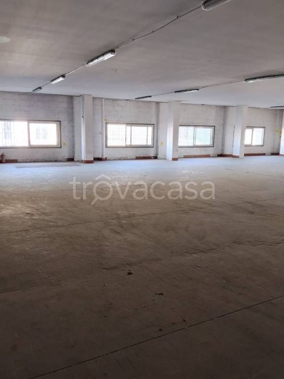 locale commerciale in affitto a Napoli in zona Bagnoli