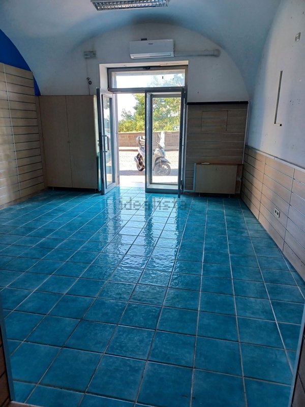 locale commerciale in affitto a Napoli in zona Posillipo