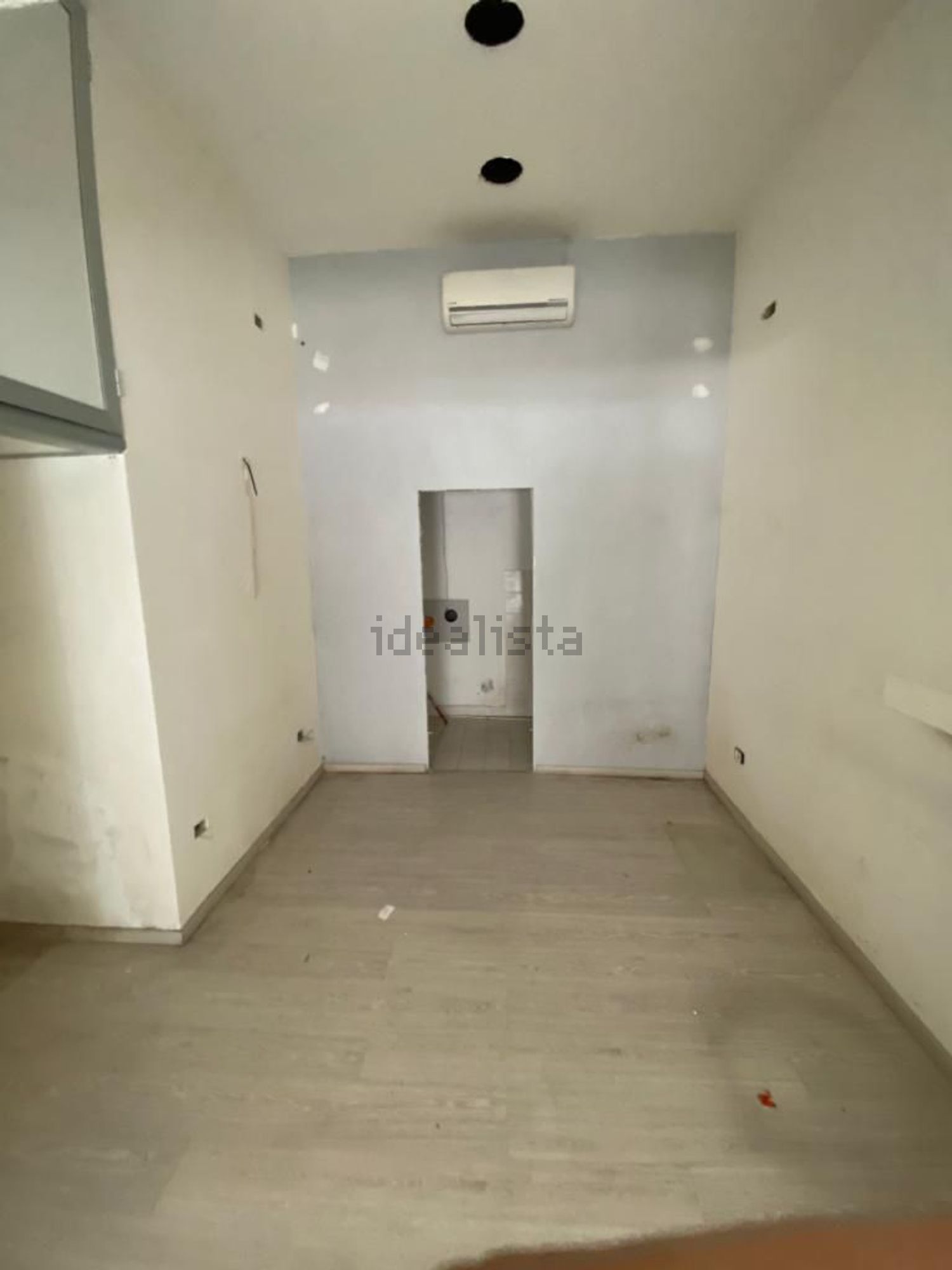 locale commerciale in affitto a Napoli in zona Fuorigrotta