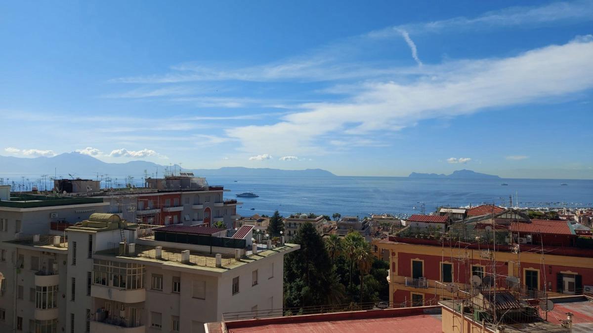 appartamento in affitto a Napoli in zona Chiaia