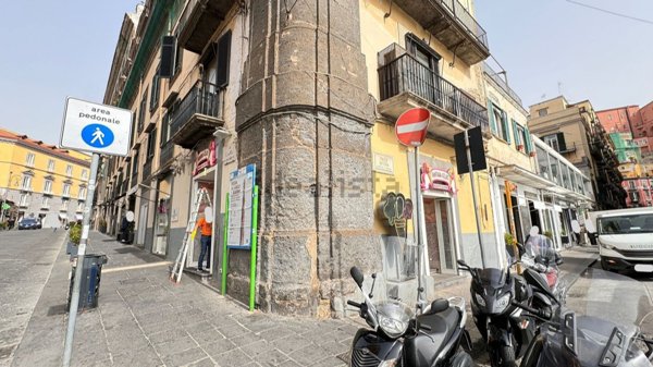 negozio in affitto a Napoli in zona Chiaia