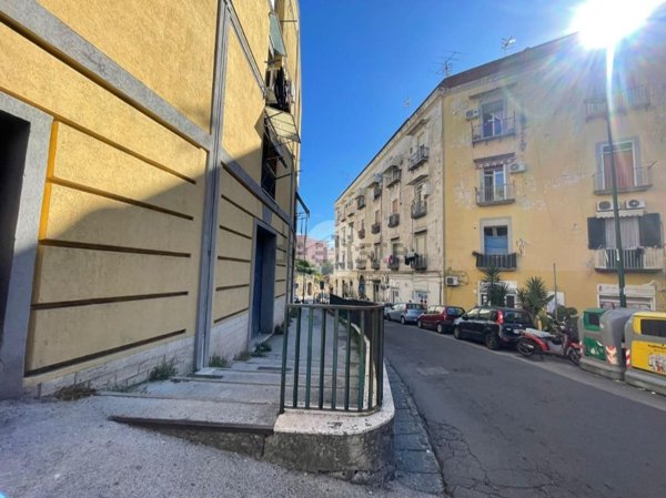 negozio in affitto a Napoli in zona San Carlo all'Arena