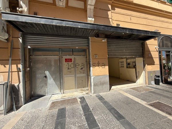 locale commerciale in affitto a Napoli in zona San Ferdinando