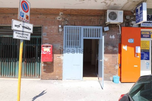 negozio in affitto a Napoli in zona Secondigliano