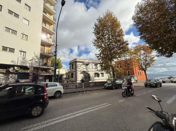 locale commerciale in affitto a Napoli in zona Arenella