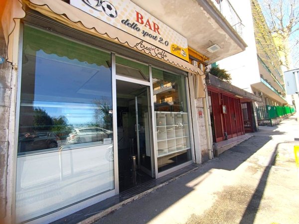 locale commerciale in affitto a Napoli