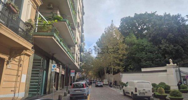 locale commerciale in affitto a Napoli in zona Vomero