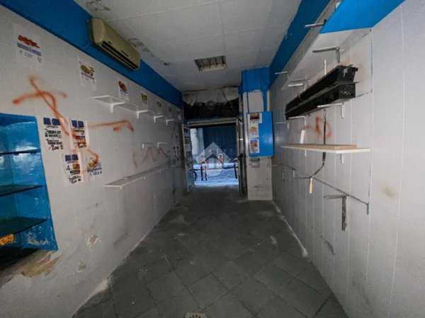 locale commerciale in affitto a Napoli in zona San Ferdinando