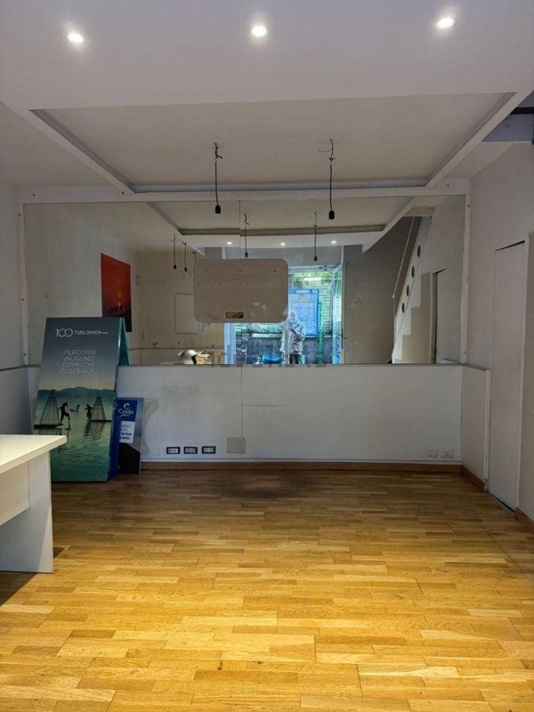 locale commerciale in affitto a Napoli in zona Chiaia