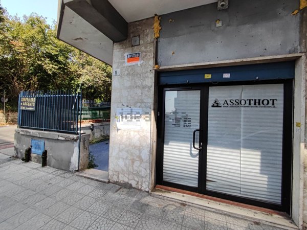 locale commerciale in affitto a Napoli