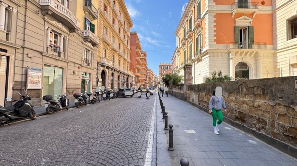 negozio in affitto a Napoli in zona Chiaia