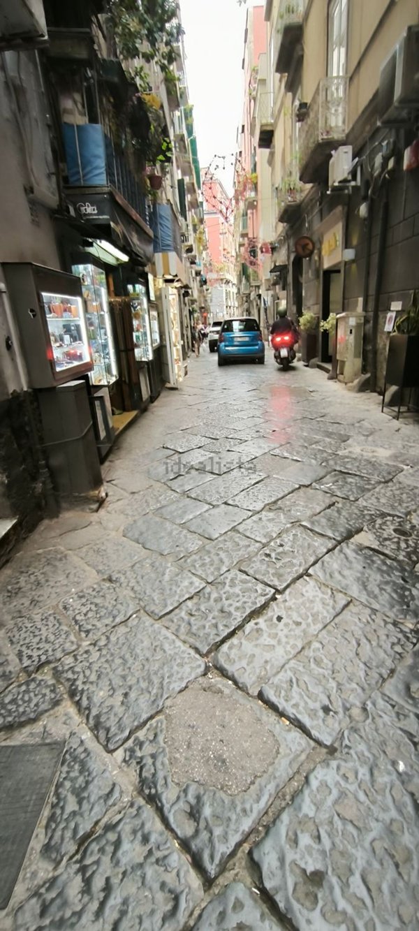 locale commerciale in affitto a Napoli in zona Chiaia