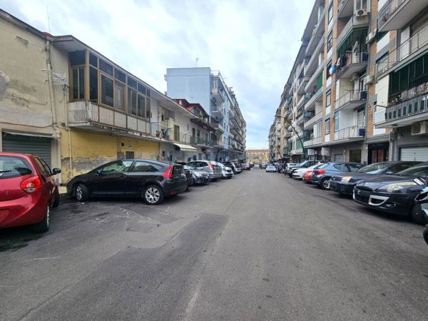 locale commerciale in affitto a Napoli in zona Fuorigrotta