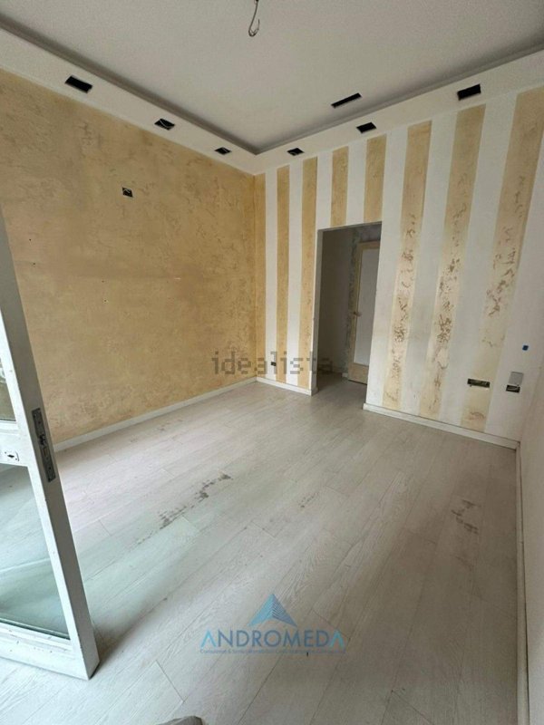 locale commerciale in affitto a Napoli in zona Arenella