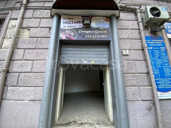 negozio in affitto a Napoli in zona San Carlo all'Arena