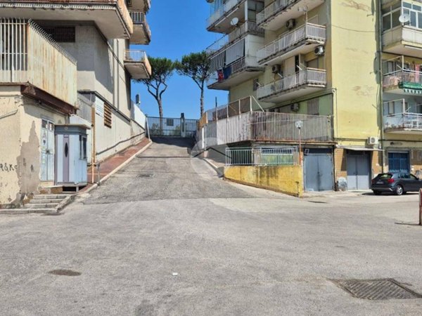 negozio in affitto a Napoli in zona Capodichino