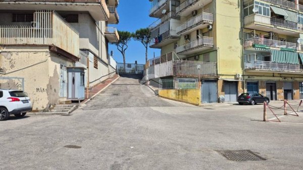 negozio in affitto a Napoli in zona Capodichino