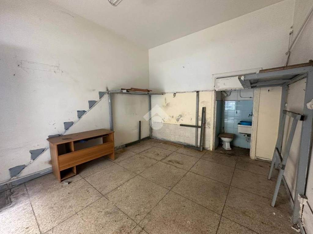 negozio in affitto a Napoli in zona Secondigliano