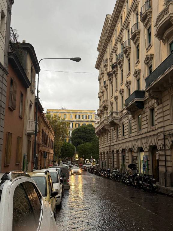 negozio in affitto a Napoli in zona Chiaia